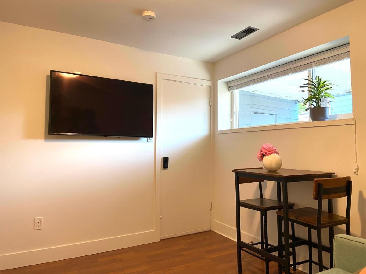 Newly Renovated Walkout Basement In Vancouver With Separate Entrance Eksteriør billede