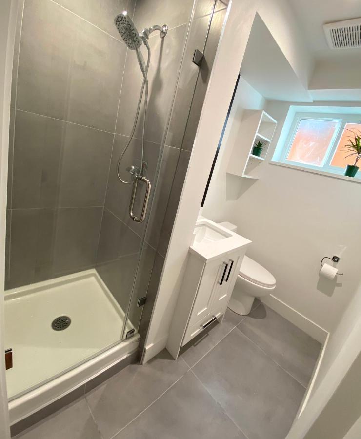 Newly Renovated Walkout Basement In Vancouver With Separate Entrance Eksteriør billede